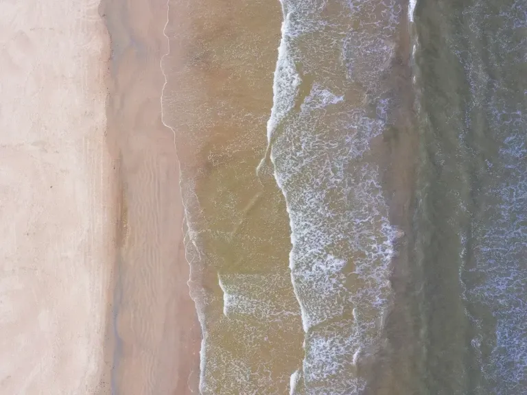 Widok na plażę i morze z drona