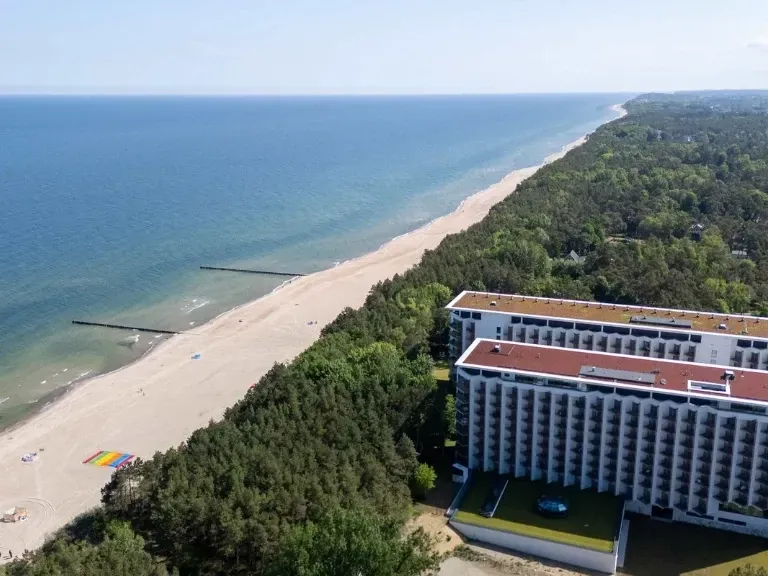 Widok na plażę, Morze Bałtyckie i zieleń z budynkami