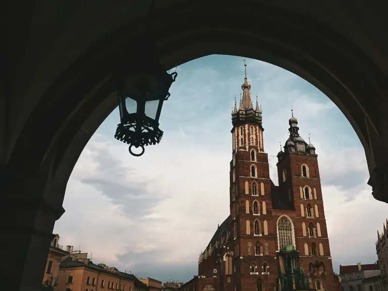 Dlaczego warto skorzystać z naszej strony przy wynajmie apartamentu na doby w Krakowie?