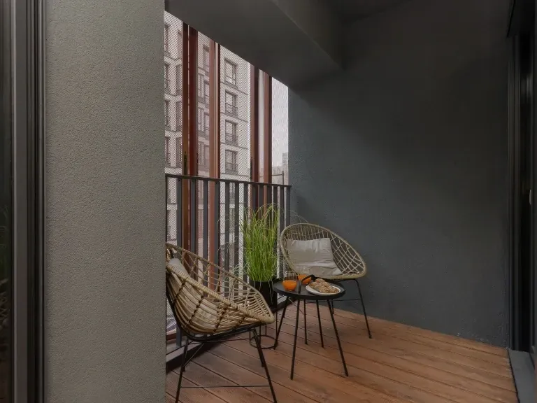 Balkon z meblami ogrodowymi, Warszawa