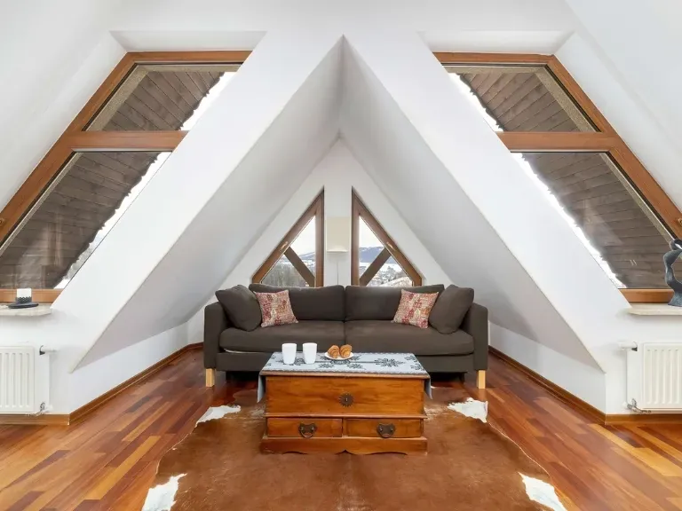 Wnętrze apartamentu typu studio na poddaszu, sofa, drewniane elementy, Zakopane