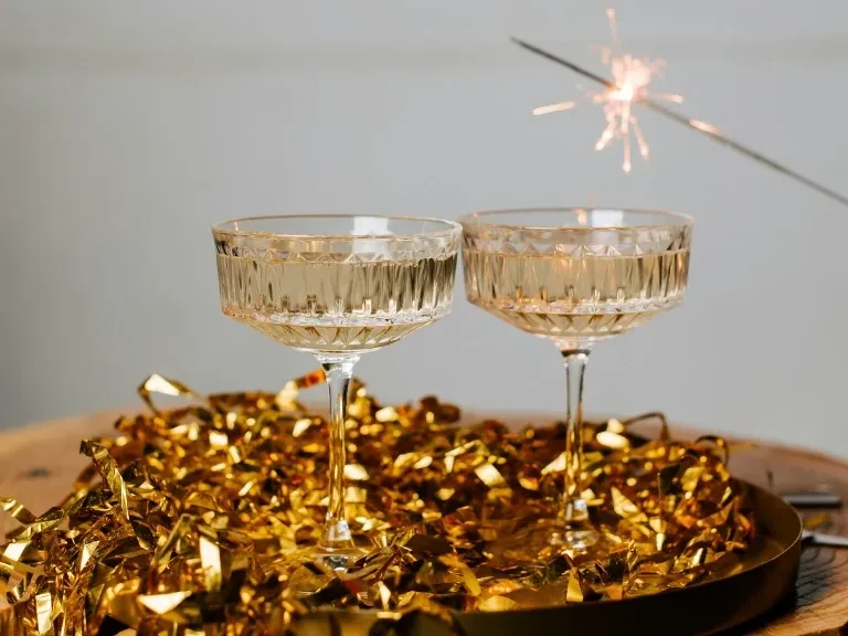 Kieliszki z szampanem, confetti, zimny ogień