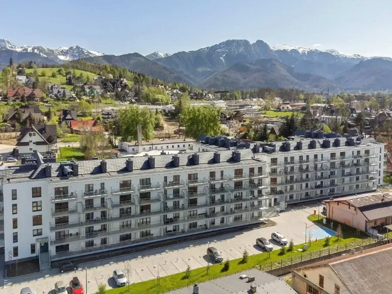 Budynek na ulicy Szymony, w tle góry, Zakopane