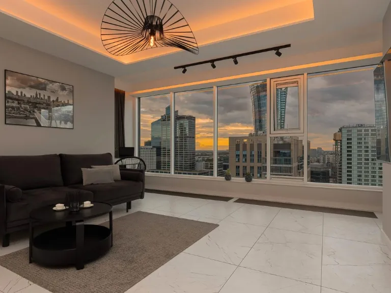 Wnętrze apartamentu z widokiem na miasto