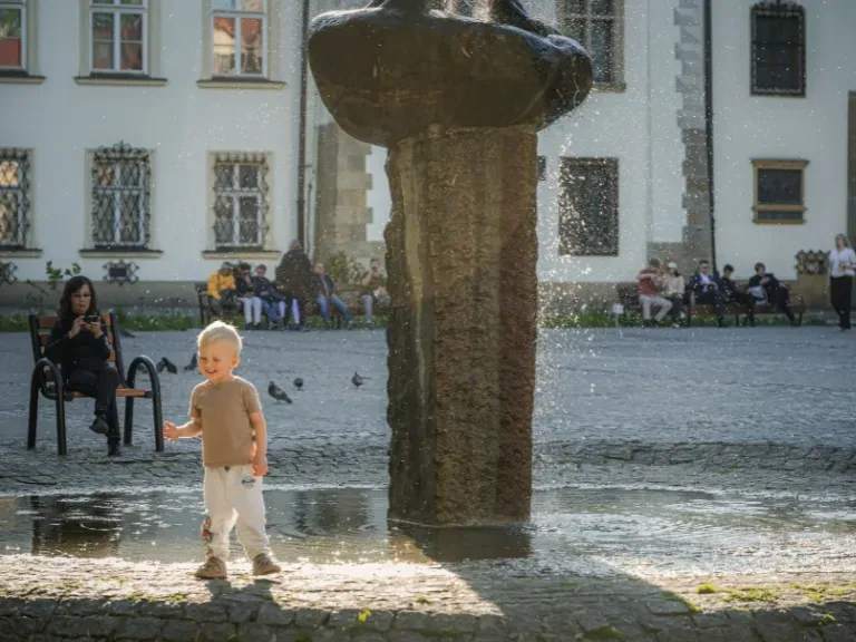 Chłopczyk przy fontannie w Krakowie