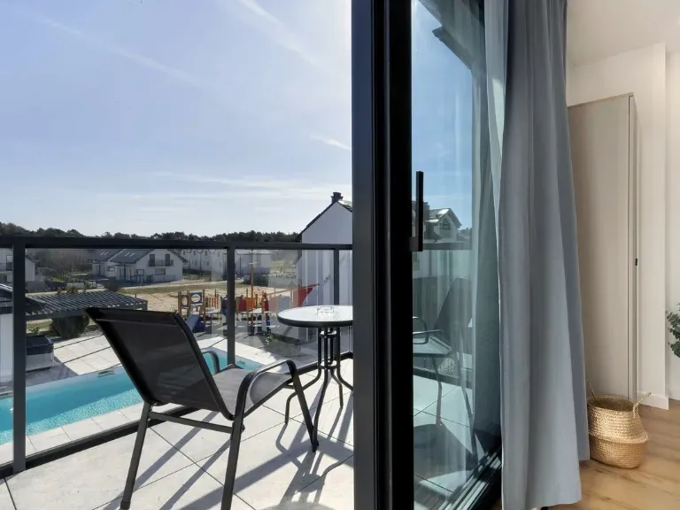 Balkon z meblami ogrodowymi