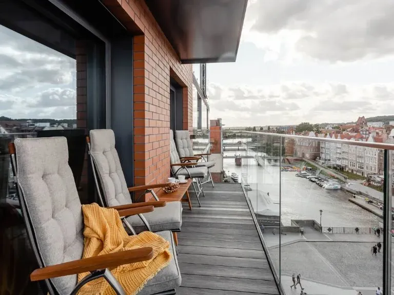 deo plaza apartament z balkonem z widokiem na Motławę