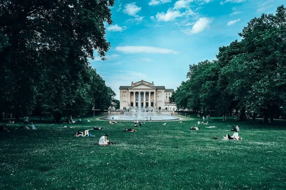 Park i fontanna przed Operą w Poznaniu.