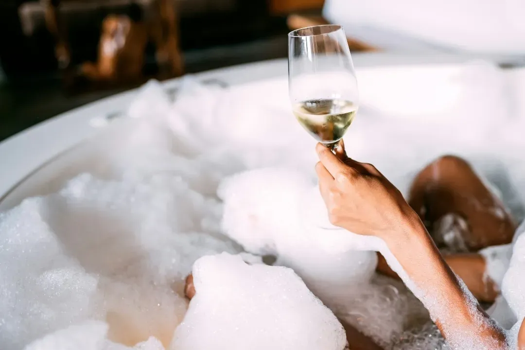 Kieliszek szampana w jacuzzi