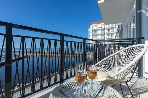 Widok z balkonu na wodę