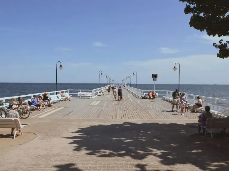 molo w Gdyni ze spacerującymi ludźmi
