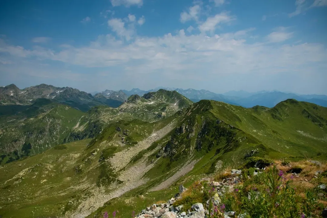Góry latem i zielone pola oraz niebieskie niebo