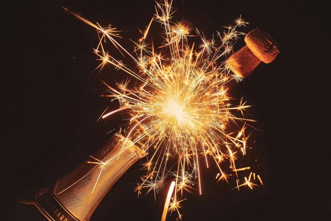 Szampan wylewa się toast mogę wznieść