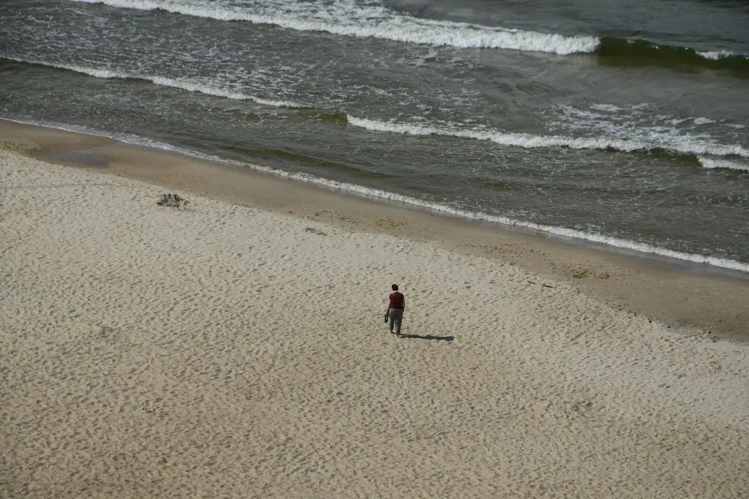 Samotny mężczyzna na plaży