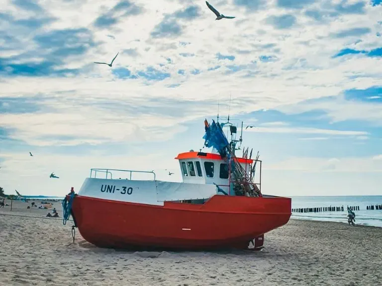 statek na plaży w Gdańsku