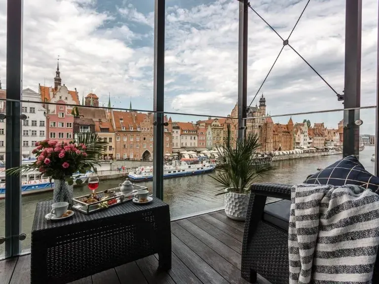 Widok z apartamentu Deo Plaza w Gdańsku nad Motławą