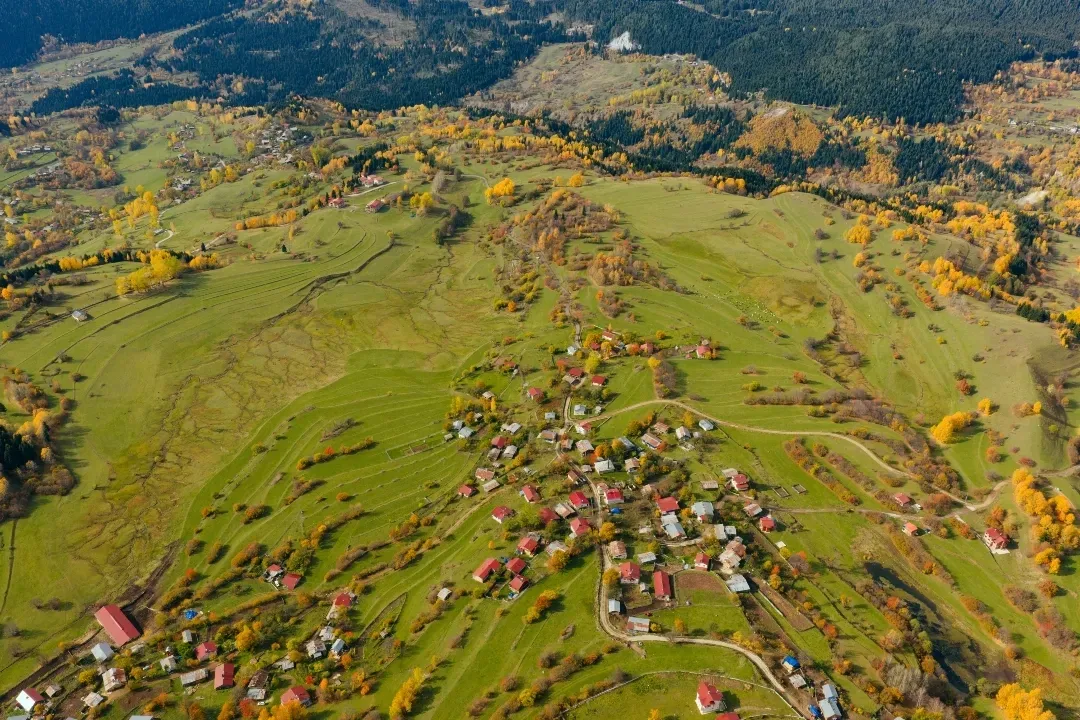 Polana w górach z lotu ptaka