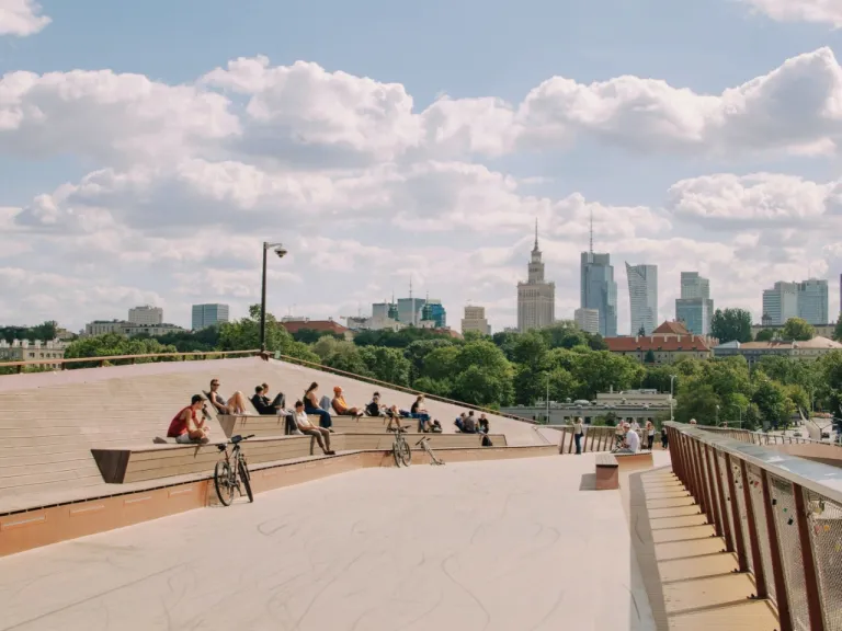 Warszawa, wieżowce w tle, most, ludzie