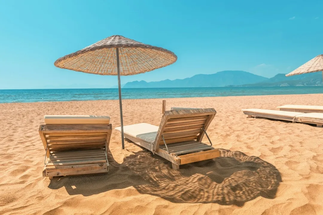 Leżaki na śródziemnomorskiej plaży