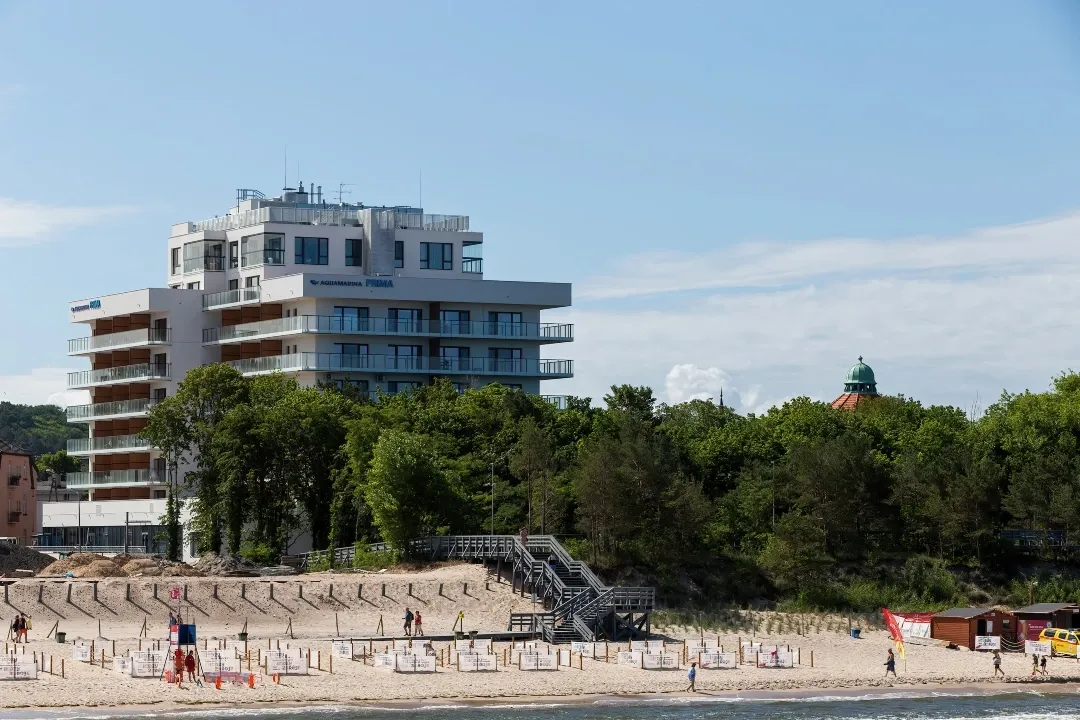 Widok z plaży na apartamentowiec w Międzyzdrojach