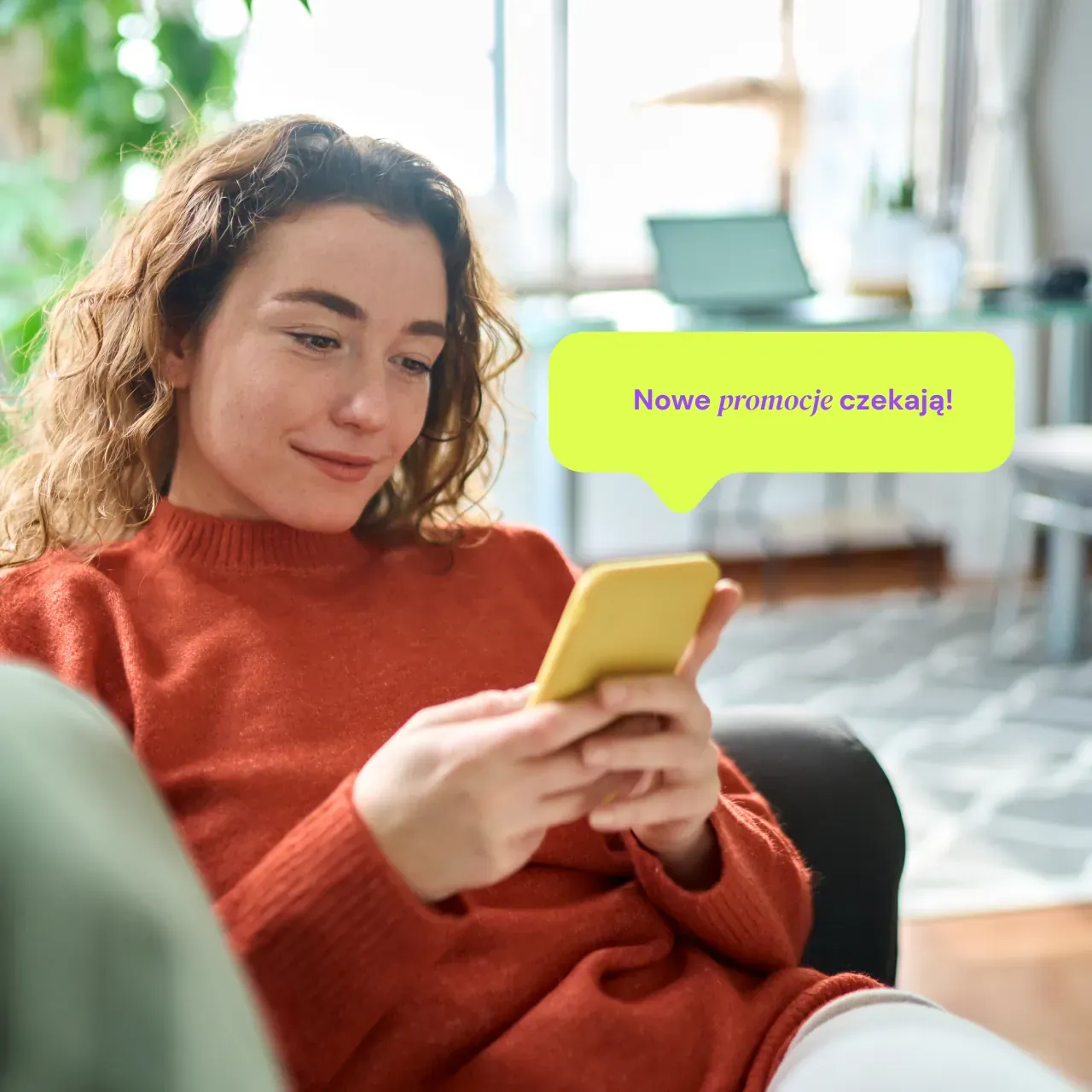 Kobieta sprawdza na telefonie nowe promocje Heyrent